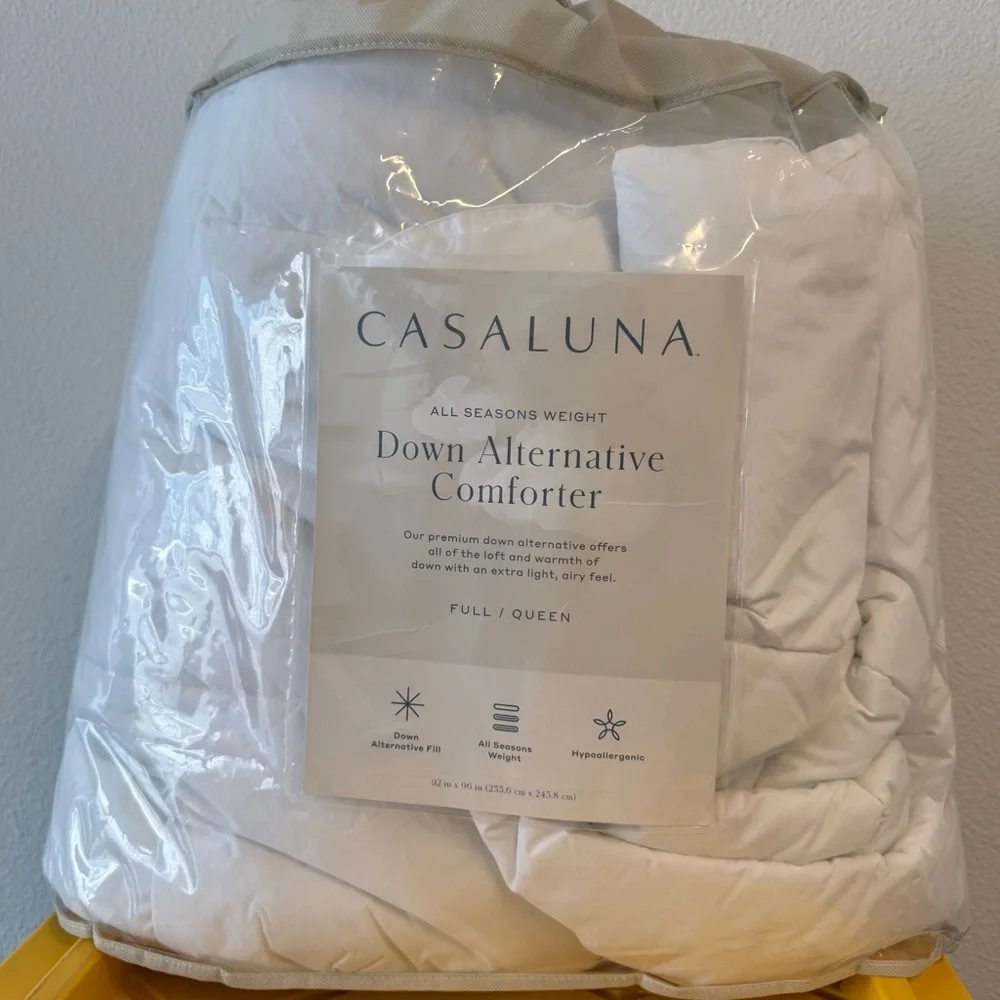 Casaluna Down alternative comforter white new